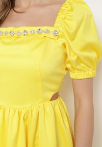 Born2be - Żółta Sukienka Mini Rozkloszowana z Dekoltem Ozdobionym Cyrkoniami i Wycięciami po Bokach Delphira. Kolor: żółty. Wzór: aplikacja. Typ sukienki: rozkloszowane. Długość: mini #4