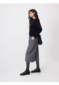 Reserved - Bermudy z paskiem - szary. Kolor: szary. Materiał: tkanina, wiskoza #1