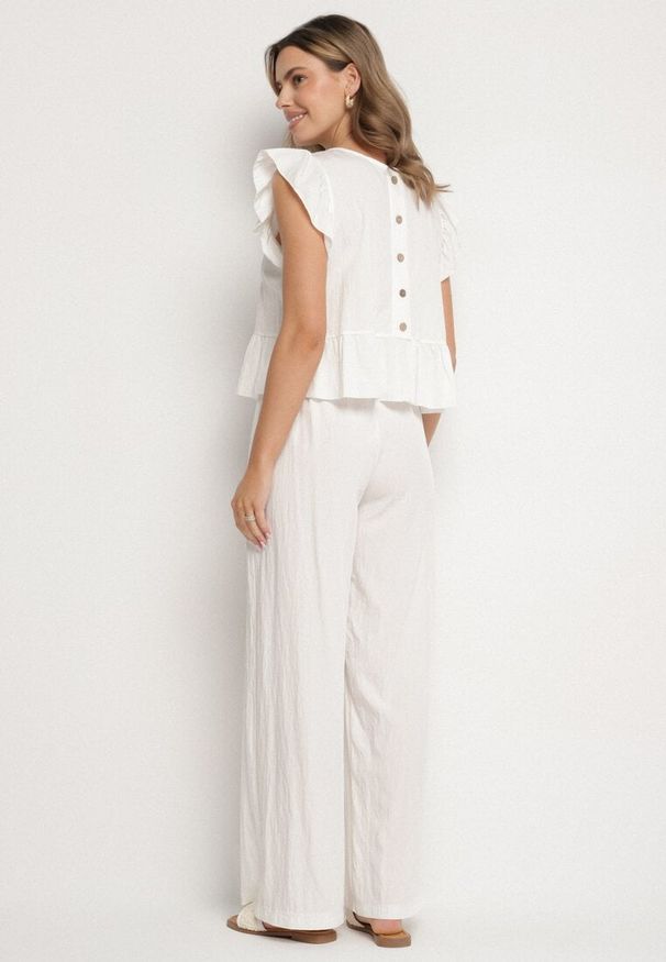 Born2be - Biały Komplet z Wiskozą Szerokie Spodnie i Bluzka z Falbankami Villimi. Kolor: biały. Materiał: wiskoza