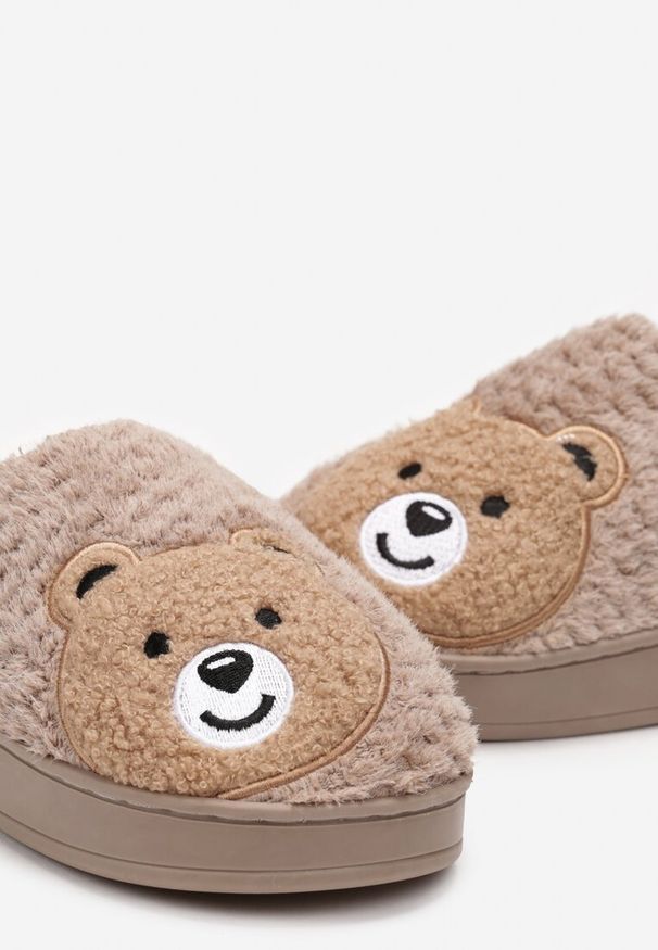 Born2be - Ciemnobeżowe Kapcie z Miękkiego Futerka Ozdobione Misiem Geraja. Okazja: do domu. Kolor: beżowy. Materiał: futro. Wzór: aplikacja. Styl: elegancki