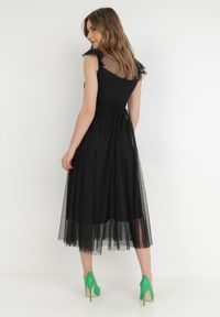 Born2be - Czarna Sukienka Clymotis. Typ kołnierza: kołnierz z falbankami, kołnierzyk stójkowy. Kolor: czarny. Materiał: koronka. Długość rękawa: bez rękawów. Długość: midi #5