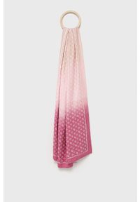 Guess szal damski kolor różowy wzorzysty. Kolor: różowy. Materiał: tkanina, materiał
