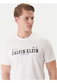Calvin Klein Jeans T-Shirt Coll Word Graphic LV14RE817G Biały Regular Fit. Kolor: biały. Materiał: bawełna #2