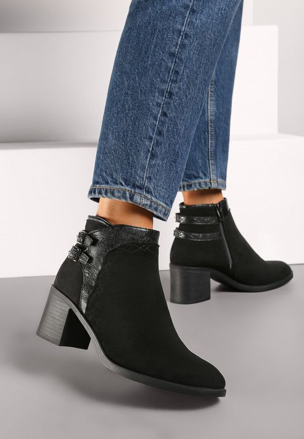 Renee - Czarne Botki na Słupku z Ozdobnymi Klamrami i Paskami Deolena. Zapięcie: klamry. Kolor: czarny. Materiał: jeans. Wzór: paski. Obcas: na słupku. Styl: elegancki, wizytowy