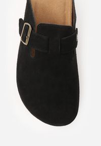 Born2be - Czarne Zamszowe Klapki w Stylu Chodaków Ozdobione Klamrą Irinania. Okazja: na co dzień. Kolor: czarny. Materiał: zamsz. Wzór: aplikacja. Styl: casual #6