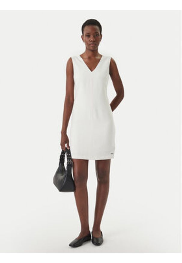 Calvin Klein Sukienka codzienna LV044F012G Écru Regular Fit. Okazja: na co dzień. Kolor: kremowy. Materiał: wiskoza. Typ sukienki: proste. Styl: casual