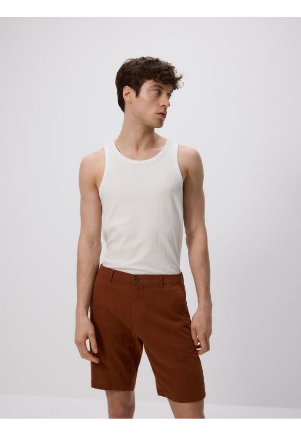 Reserved - Szorty regular z lnem - karminowy. Kolor: czerwony. Materiał: len