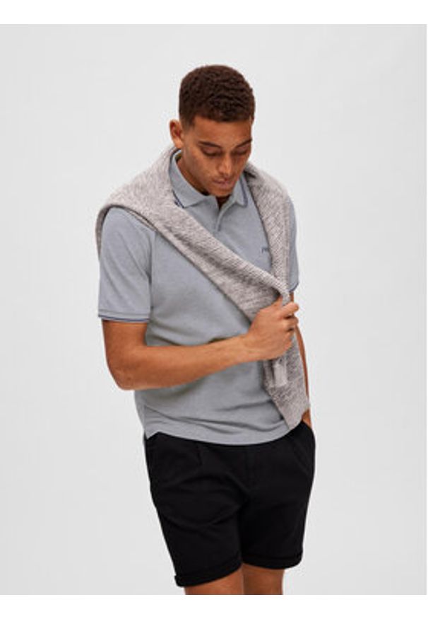 Selected Homme Polo 16087840 Szary Regular Fit. Typ kołnierza: polo. Kolor: szary. Materiał: bawełna