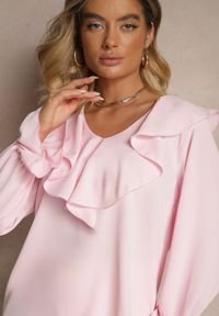 Renee - Różowa Bluzka Ozdobiona Falbanką Tananissa. Kolor: różowy. Wzór: aplikacja. Styl: klasyczny, elegancki #5