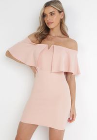 Born2be - Różowa Sukienka Mini Hiszpanka z Szeroką Falbaną Videla. Typ kołnierza: dekolt hiszpanka. Kolor: różowy. Długość rękawa: krótki rękaw. Wzór: aplikacja. Długość: mini #1