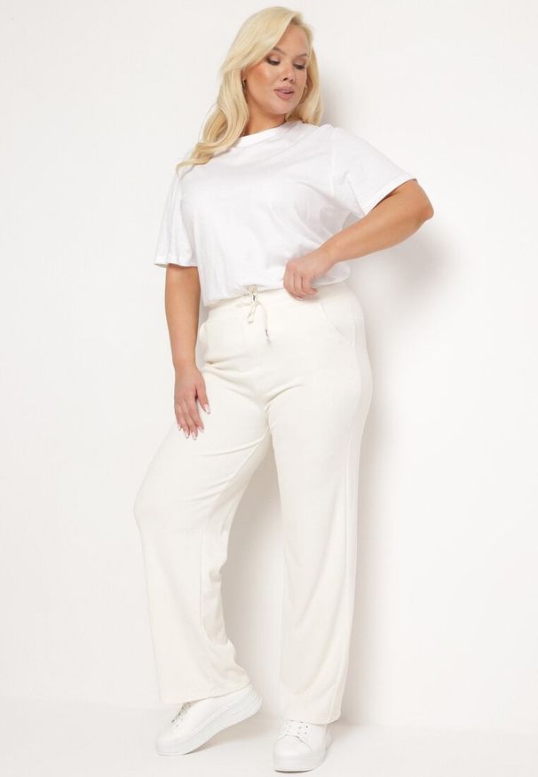 Born2be - Jasnobeżowe Proste Szerokie Spodnie z Gumką w Pasie i Wysokim Stanem Trantia. Okazja: na co dzień. Stan: podwyższony. Kolor: beżowy. Styl: casual, elegancki, klasyczny