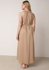 Born2be - Beżowa Wiskozowa Sukienka Bez Rękawów z Warkoczowym Splotem przy Dekolcie Shirineli. Okazja: na co dzień. Kolekcja: plus size. Kolor: beżowy. Materiał: wiskoza. Długość rękawa: bez rękawów. Wzór: ze splotem. Typ sukienki: proste, dla puszystych. Styl: boho, elegancki, klasyczny, casual #2