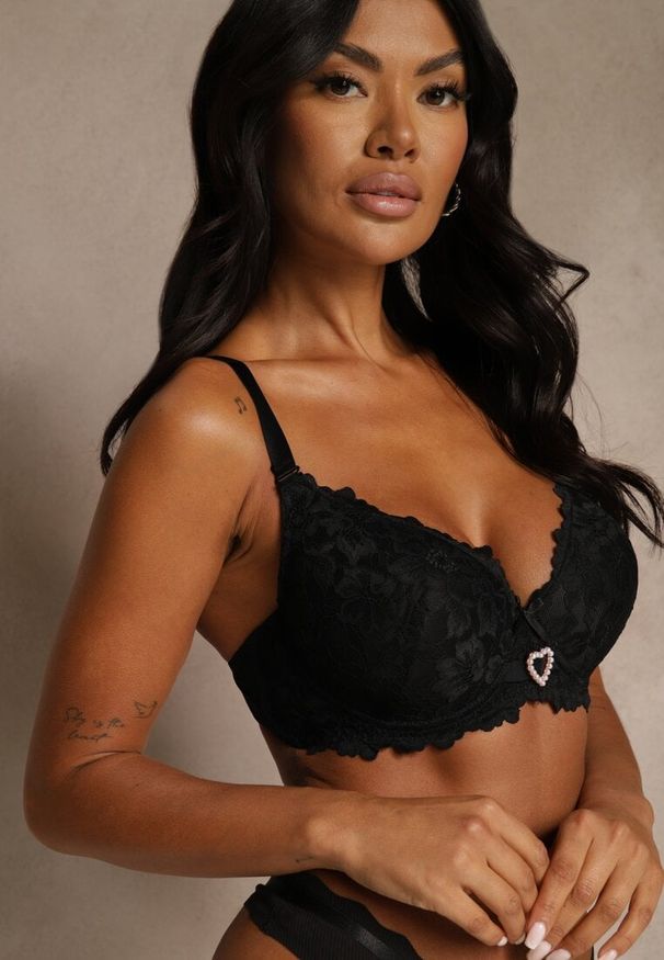 Renee - Czarny Koronkowy Biustonosz Ozdobiony Cyrkoniowym Sercem Bothilei. Kolor: czarny. Materiał: koronka. Wzór: aplikacja