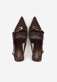 Renee - Brązowe Sandały Slingback na Klepsydrowym Obcasie Zdobione Klamerką Skodrifa. Kolor: brązowy. Wzór: aplikacja. Obcas: na obcasie. Styl: elegancki. Wysokość obcasa: średni #2