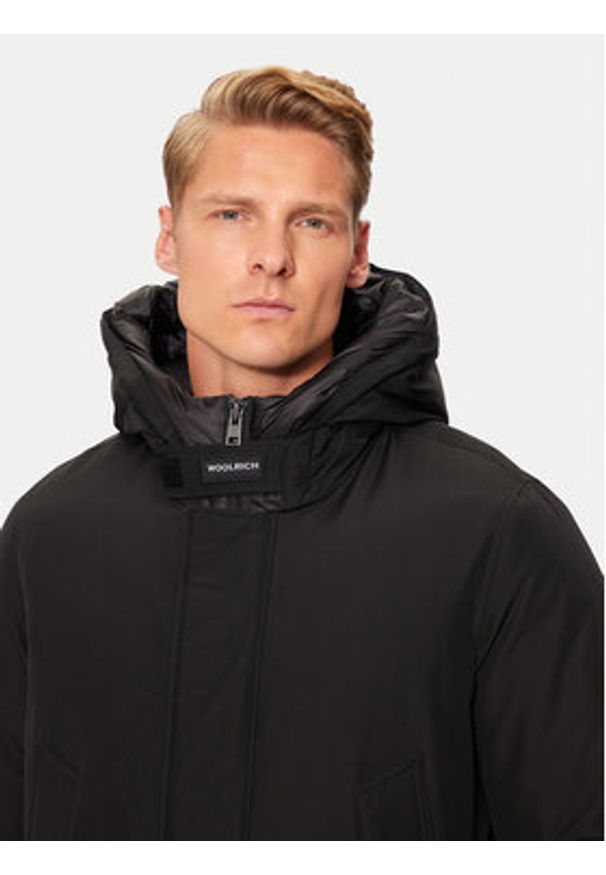 Woolrich Kurtka puchowa CFWOOU0487MRUT0001 Czarny Regular Fit. Kolor: czarny. Materiał: syntetyk