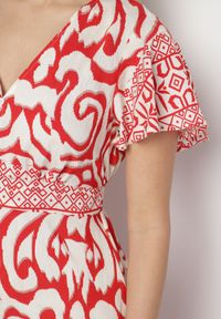 Born2be - Czerwona Sukienka o Rozkloszowanym Kroju w Ornamentalny Wzór Tillivene. Okazja: na co dzień. Typ kołnierza: dekolt w kształcie V. Kolor: czerwony. Długość rękawa: krótki rękaw. Styl: casual #5