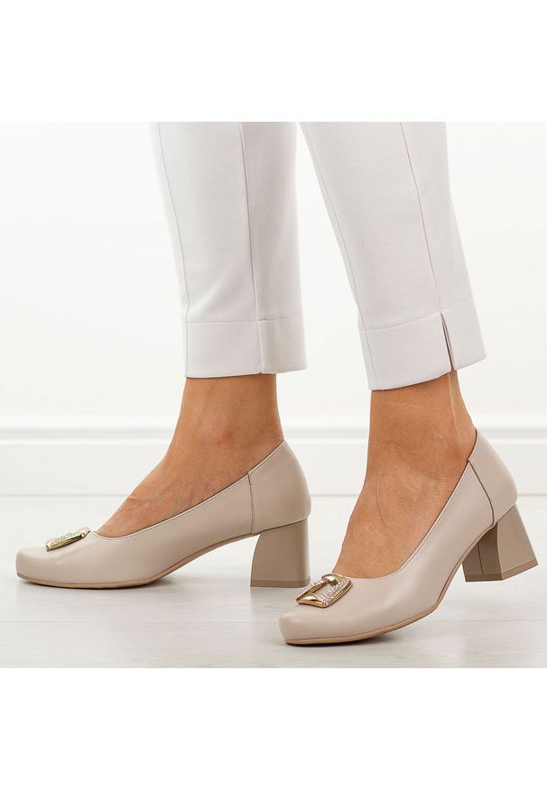 DEONI - Beżowe skórzane Polskie czółenka damskie Deoni D667. Okazja: na spotkanie biznesowe. Nosek buta: okrągły. Zapięcie: bez zapięcia. Kolor: beżowy. Szerokość cholewki: normalna. Materiał: skóra. Sezon: wiosna, lato. Obcas: na obcasie. Styl: biznesowy, elegancki, klasyczny. Wysokość obcasa: średni