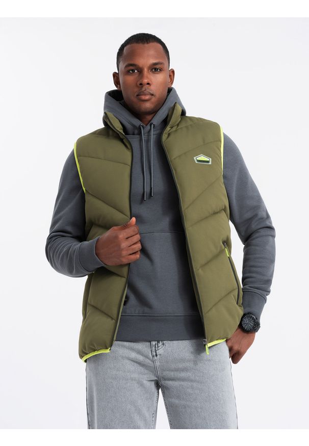 Ombre Clothing - Pikowany bezrękawnik męski z neonowymi akcentami – oliwkowy V5. Typ kołnierza: kołnierzyk stójkowy. Kolor: oliwkowy. Materiał: guma, tkanina, poliester, materiał, syntetyk. Długość rękawa: bez rękawów. Wzór: aplikacja