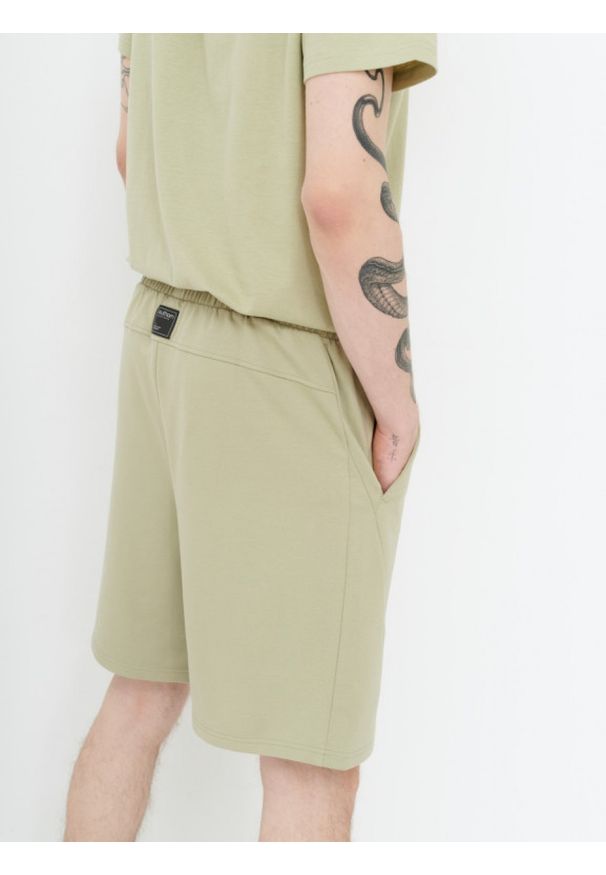 outhorn - Spodenki dresowe męskie. Okazja: na co dzień. Materiał: dresówka. Długość: do kolan. Wzór: aplikacja. Sezon: lato. Styl: sportowy, casual