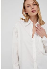 Answear Lab koszula bawełniana damska kolor biały relaxed z kołnierzykiem klasycznym. Typ kołnierza: kołnierzyk klasyczny. Kolor: biały. Materiał: bawełna. Długość: długie. Wzór: gładki. Styl: wakacyjny, klasyczny
