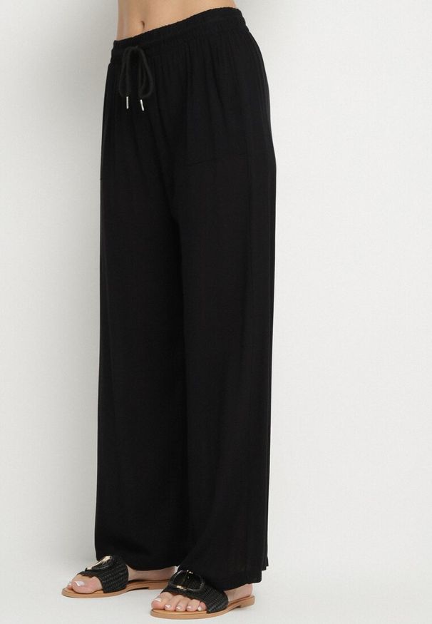 Born2be - Czarne Spodnie Bawełniane Szerokie z Gumką w Pasie Efranica. Okazja: na co dzień. Kolor: czarny. Materiał: bawełna. Styl: elegancki, casual