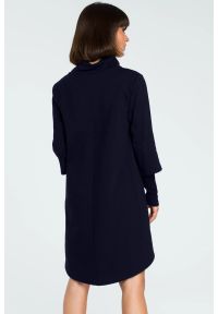BeWear - Trapezowa sukienka bawełniana z golfem granatowa. Okazja: na co dzień. Typ kołnierza: golf. Kolor: niebieski. Materiał: bawełna, dresówka. Długość rękawa: długi rękaw. Typ sukienki: trapezowe. Styl: casual, elegancki. Długość: midi #2
