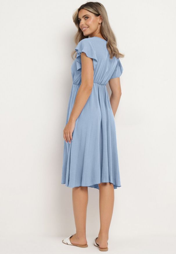 Born2be - Jasnoniebieska Plisowana Sukienka z Kopertowym Dekoltem i Gumką w Talii Waretta. Typ kołnierza: dekolt kopertowy. Kolor: niebieski. Typ sukienki: kopertowe. Styl: elegancki