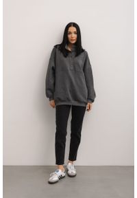 marsala-butik.pl - Bluza o kroju oversize z NAPAMI w kolorze GRAPHITE -NIXON. Okazja: na co dzień. Typ kołnierza: kołnierzyk stójkowy. Materiał: bawełna, poliester, dresówka, dzianina, jeans. Długość rękawa: długi rękaw. Długość: długie. Wzór: melanż, gładki. Sezon: jesień, lato, wiosna, zima. Styl: sportowy, casual, klasyczny