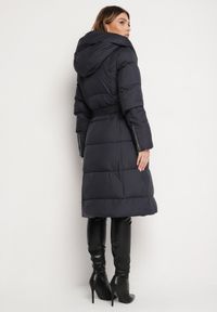 Born2be - Granatowa Pikowana Kurtka o Długim Kroju z Kapturem i Wiązanym Paskiem Neandira. Okazja: na co dzień. Typ kołnierza: kaptur. Kolor: niebieski. Materiał: jeans, materiał. Długość rękawa: długi rękaw. Długość: długie. Sezon: zima, jesień. Styl: klasyczny, casual, elegancki #3