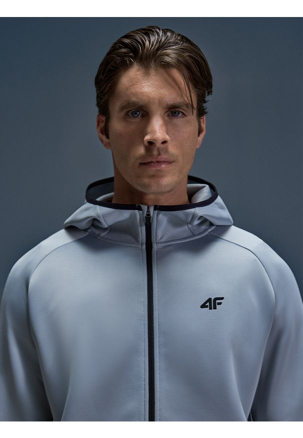 4f - 4F Bluza treningowa regular szybkoschnąca męska - szara M. Okazja: na co dzień. Typ kołnierza: kaptur. Kolor: szary. Materiał: dzianina, elastan, włókno, tkanina, syntetyk, materiał. Długość: krótkie. Wzór: gładki, ze splotem. Styl: casual, klasyczny, sportowy