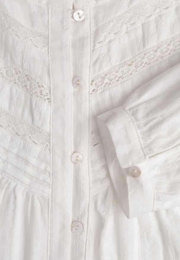 Born2be - Biała Bawełniana Rustykalna Koszula ze Stójką i Koronkowymi Wstawkami Felielia. Okazja: na co dzień. Typ kołnierza: kołnierzyk stójkowy. Kolor: biały. Materiał: bawełna, koronka. Styl: elegancki, casual