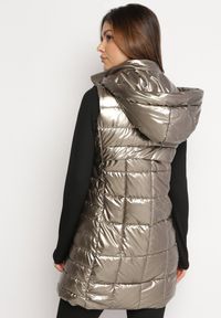 Born2be - Złota Kamizelka z Wypukłym Pikowaniem Kapturem i Lakierowanym Efektem Damess. Kolor: złoty. Materiał: lakier. Długość: długie. Wzór: aplikacja #2