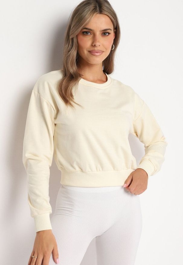 Born2be - Jasnobeżowa Bluza z Dodatkiem Bawełny Wykończona Ściągaczami Evilaya. Okazja: na co dzień. Kolor: beżowy. Materiał: bawełna. Długość rękawa: długi rękaw. Długość: długie. Styl: casual, sportowy