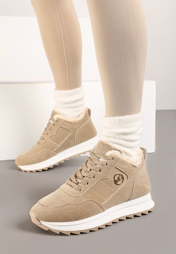 Born2be - Ciemnobeżowe Sneakersy na Platformie z Futerkiem Egiapia. Okazja: na co dzień. Nosek buta: okrągły. Kolor: beżowy. Materiał: futro. Obcas: na platformie