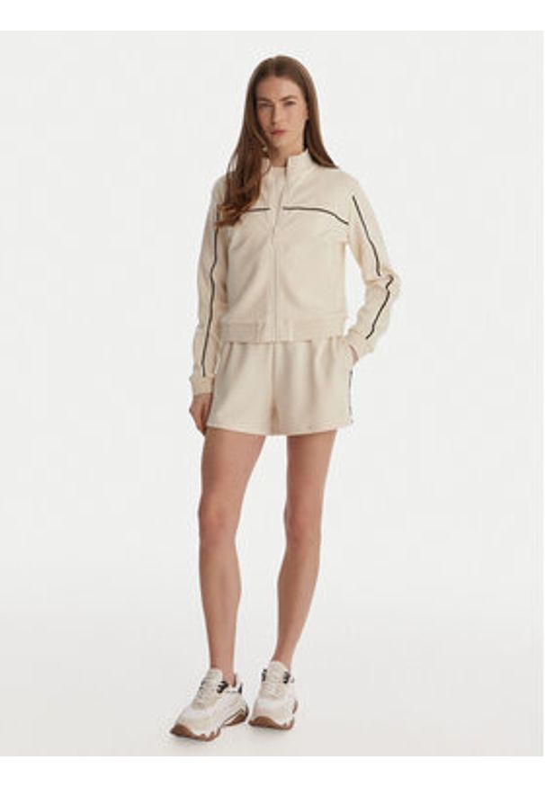 Guess Bluza V6GQ09 K3001 Écru Regular Fit. Kolor: kremowy. Materiał: syntetyk