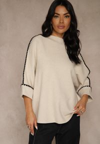 Renee - Beżowy Sweter Ozdobiony Lamówką na Rękawach Tusenna. Okazja: na co dzień. Kolor: beżowy. Materiał: jeans. Wzór: aplikacja. Styl: casual, elegancki, wizytowy #1