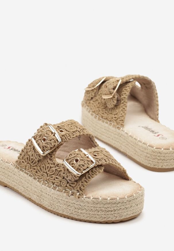 Born2be - Ciemnobeżowe Szydełkowe Klapki z Klamrami na Plecionej Podeszwie Fevarella. Okazja: na plażę, na co dzień. Kolor: beżowy. Sezon: lato. Obcas: na płaskiej podeszwie. Styl: casual, wakacyjny