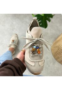 Beżowe półbuty damskie T.Sokolski 963. Okazja: na co dzień. Nosek buta: okrągły. Zapięcie: sznurówki. Kolor: brązowy. Szerokość cholewki: normalna. Wzór: aplikacja, kolorowy. Materiał: tkanina, zamsz, skóra. Sezon: wiosna, jesień, lato. Styl: casual, klasyczny #1