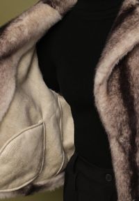 Born2be - Beżowa Jednorzędowa Kurtka Futerko o Krótkim Kroju Lonella. Okazja: na sylwestra, na spacer, na co dzień. Kolor: beżowy. Materiał: futro. Długość: krótkie. Styl: casual, elegancki #5