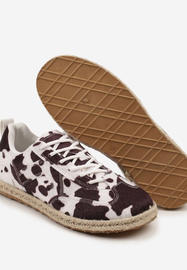 Renee - Brązowo-Białe Sneakersy Kultowe Tenisówki ze Wzorem w Łaty z Podeszwą Zdobioną Plecionką Zarorella. Okazja: na co dzień. Kolor: brązowy. Materiał: jeans. Wzór: aplikacja