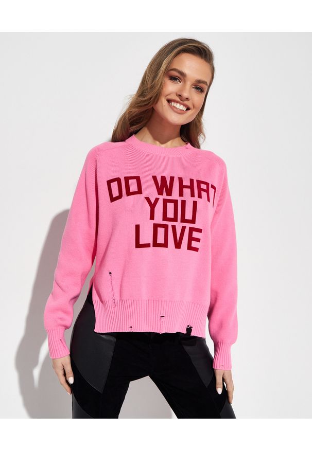 GOLDEN GOOSE - Różowy sweter z drukowanym napisem. Kolor: różowy, wielokolorowy, fioletowy. Materiał: bawełna, prążkowany. Długość rękawa: długi rękaw. Długość: długie. Wzór: napisy