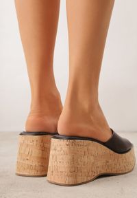 Renee - Ciemnobrązowe Klapki z Kwadratowym Noskiem VICES na Koturnie z Fakturą Korka Kahliliana. Kolor: brązowy. Wzór: haft. Sezon: lato. Obcas: na koturnie. Styl: boho, wakacyjny, elegancki #5