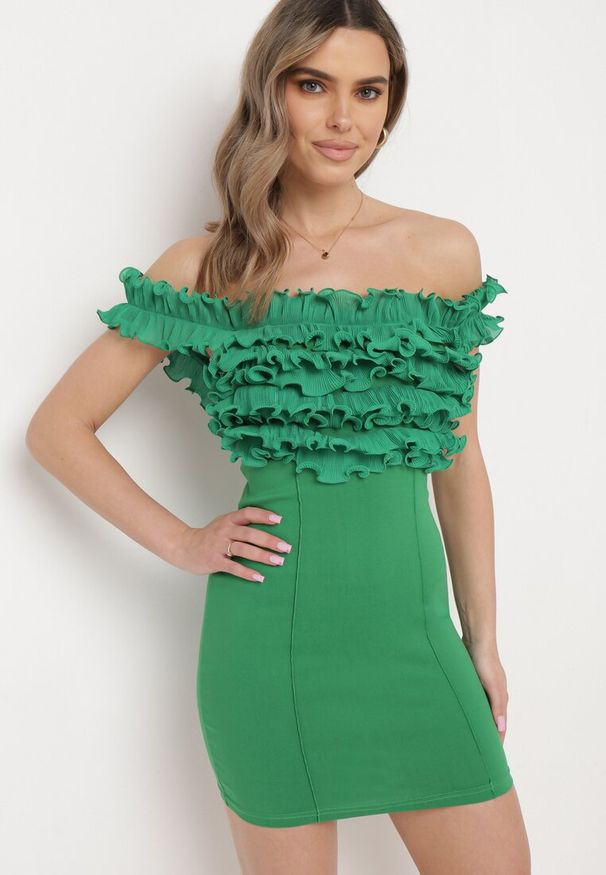 Born2be - Zielona Dopasowana Sukienka Mini z Hiszpańskim Dekoltem z Falbankami Ionas. Typ kołnierza: kołnierz z falbankami. Kolor: zielony. Styl: elegancki. Długość: mini