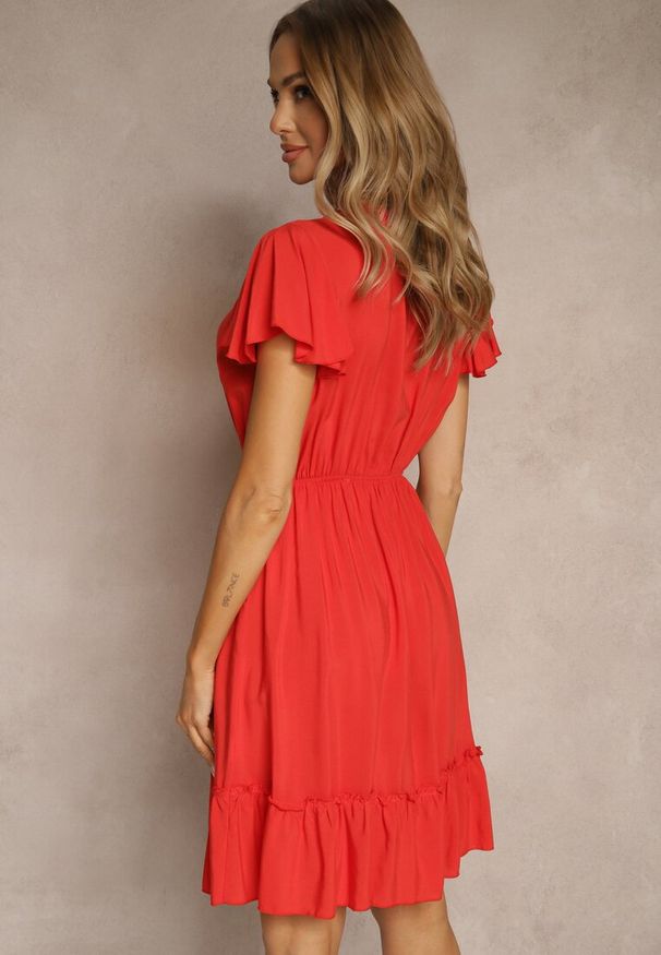 Renee - Czerwona Sukienka Rozkloszowana z Bawełny Ozdobiona Falbanami i Guzikami Zoliova. Okazja: na co dzień. Kolor: czerwony. Materiał: bawełna. Wzór: aplikacja. Typ sukienki: rozkloszowane. Styl: elegancki, casual