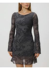 Reserved - Wzorzysta sukienka mini - ciemnoszary. Kolor: szary. Materiał: dzianina. Długość: mini #1