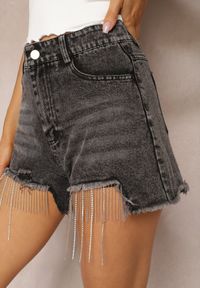 Renee - Czarne Jeansowe Szorty z Bawełny High Waist Wykończone Cyrkoniami i Przetarciami Tiamelba. Okazja: na co dzień, na imprezę. Stan: podwyższony. Kolor: czarny. Materiał: bawełna, jeans. Długość: krótkie. Wzór: aplikacja. Styl: elegancki, casual