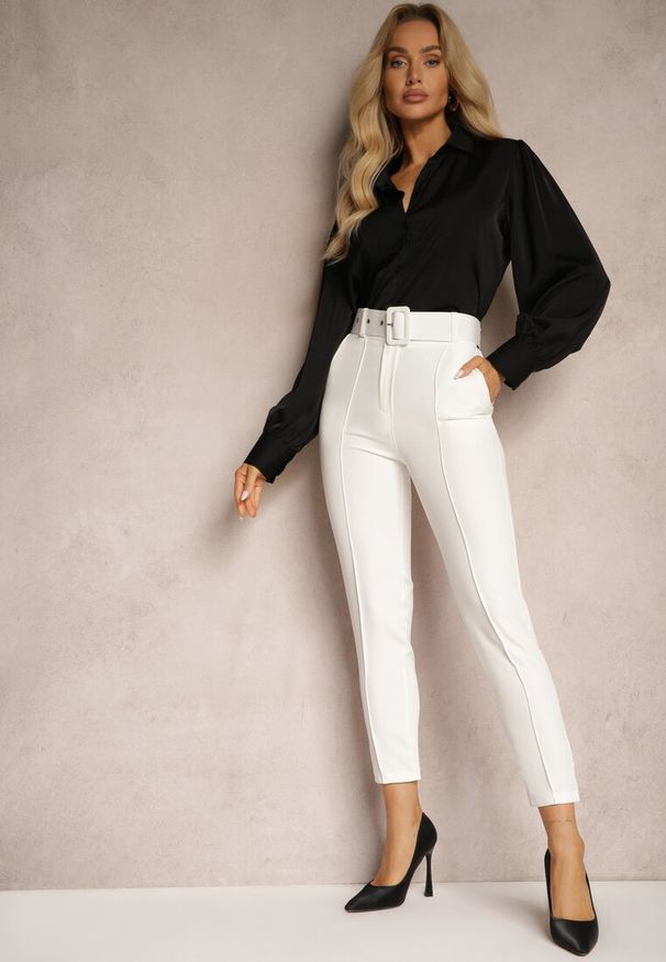 Renee - Białe Dopasowane Spodnie Garniturowe High Waist z Paskiem w Talii Ozdobionym Klamrą Binah. Okazja: na spotkanie biznesowe, do pracy. Stan: podwyższony. Kolor: biały. Długość: długie. Wzór: aplikacja. Styl: elegancki, biznesowy