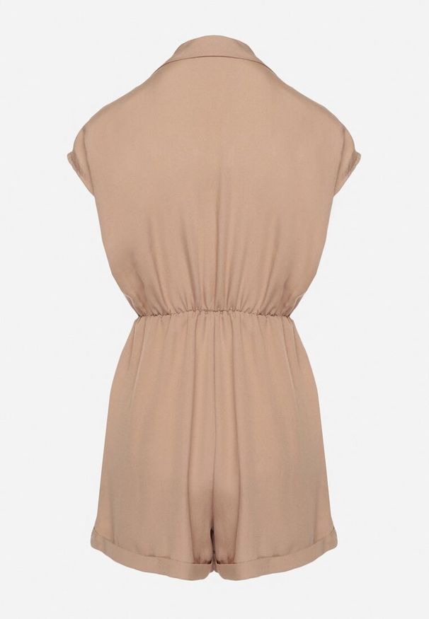 Born2be - Ciemnobeżowy Kombinezon z Krótkimi Nogawkami i Kopertowym Dekoltem z Wiskozy Polisse. Kolor: brązowy. Materiał: wiskoza. Długość: krótkie. Sezon: wiosna, lato