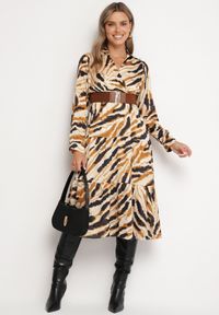 Born2be - Beżowa Rozkloszowana Sukienka Kopertowa w Abstrakcyjny Wzór z Paskiem i Gumką w Talii Zinnaea. Okazja: na spacer, na co dzień. Typ kołnierza: dekolt kopertowy. Kolor: beżowy. Długość rękawa: długi rękaw. Typ sukienki: kopertowe. Styl: casual, elegancki #2