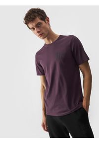 4f - T-shirt z bawełny organicznej z nadrukiem męski - fioletowy. Okazja: na co dzień. Kolor: fioletowy. Materiał: bawełna. Długość rękawa: krótki rękaw. Długość: krótkie. Wzór: nadruk. Styl: casual, sportowy
